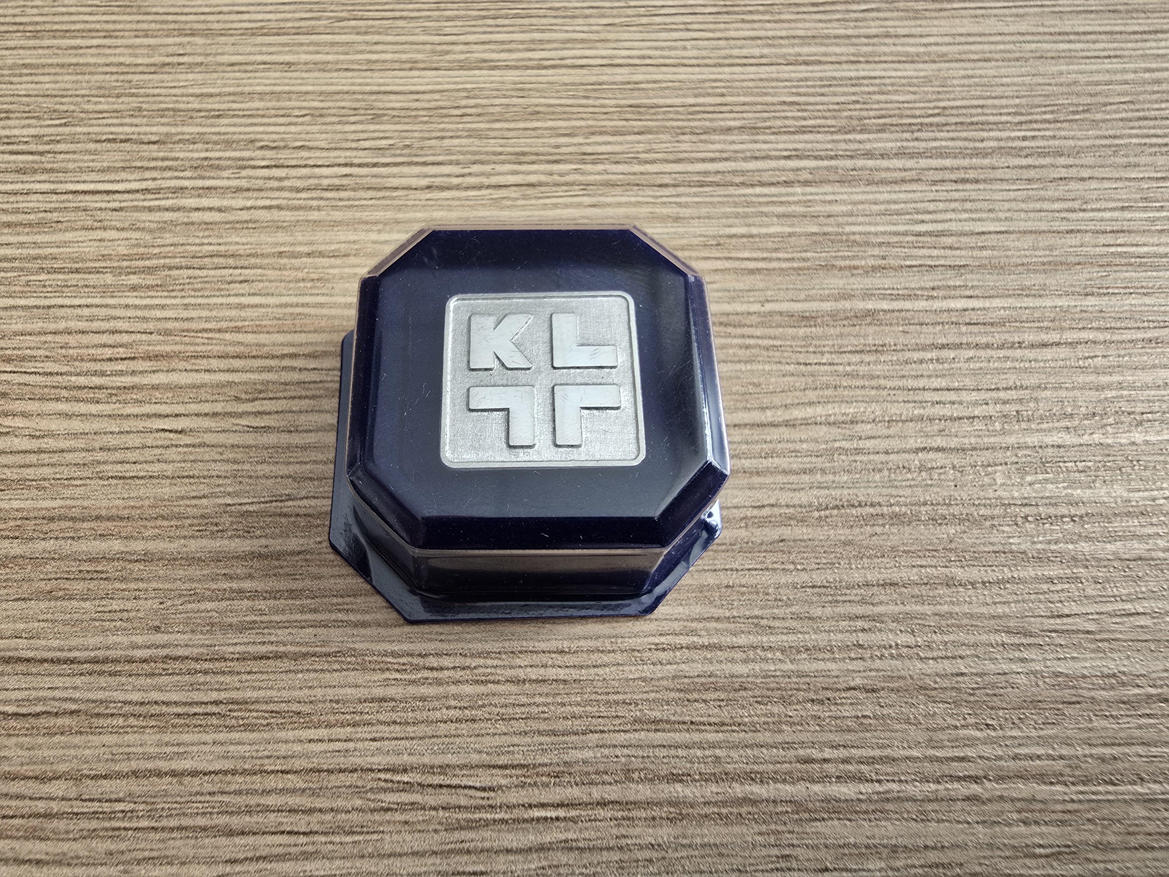 Metal pin