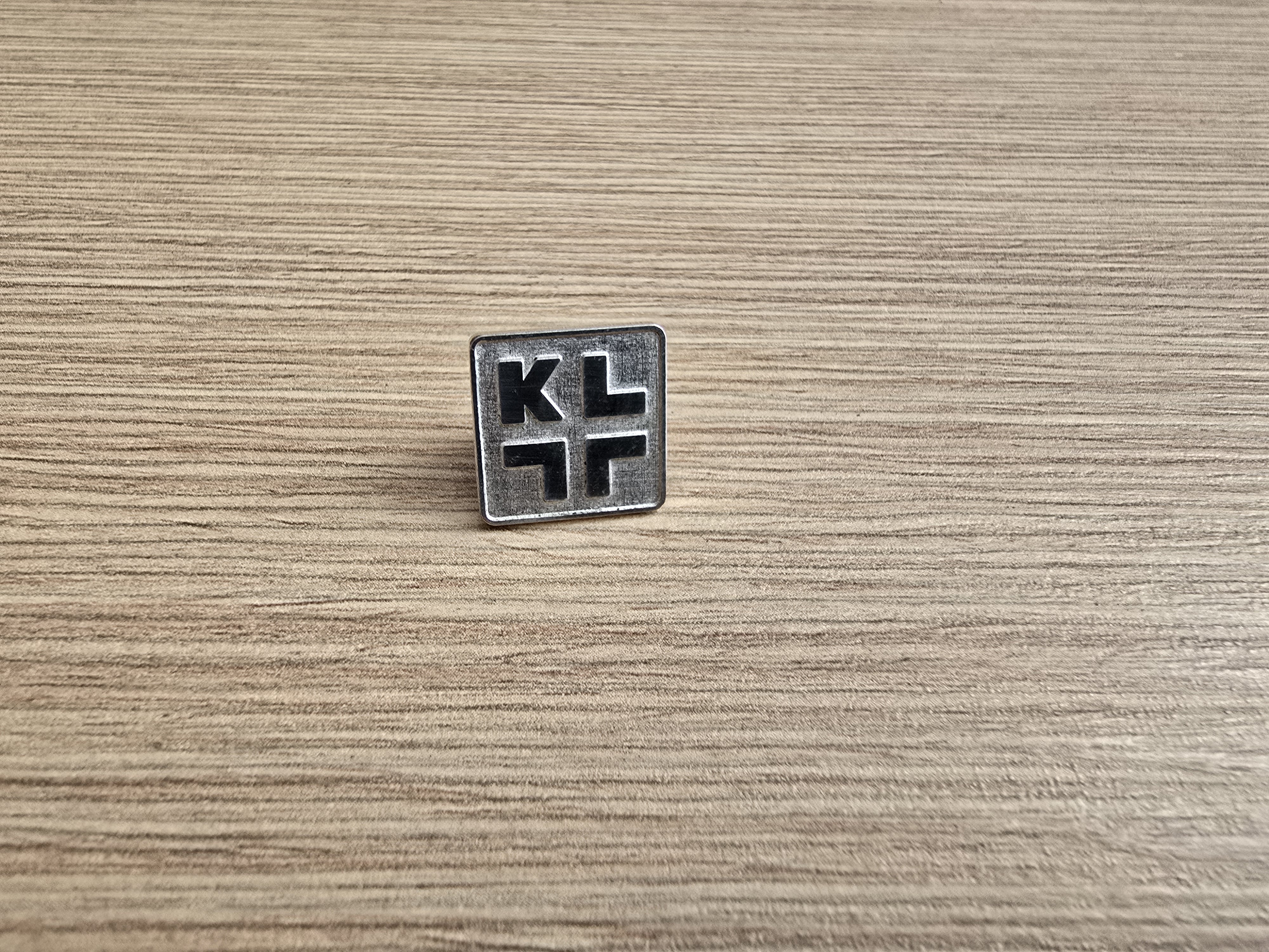 Metal pin