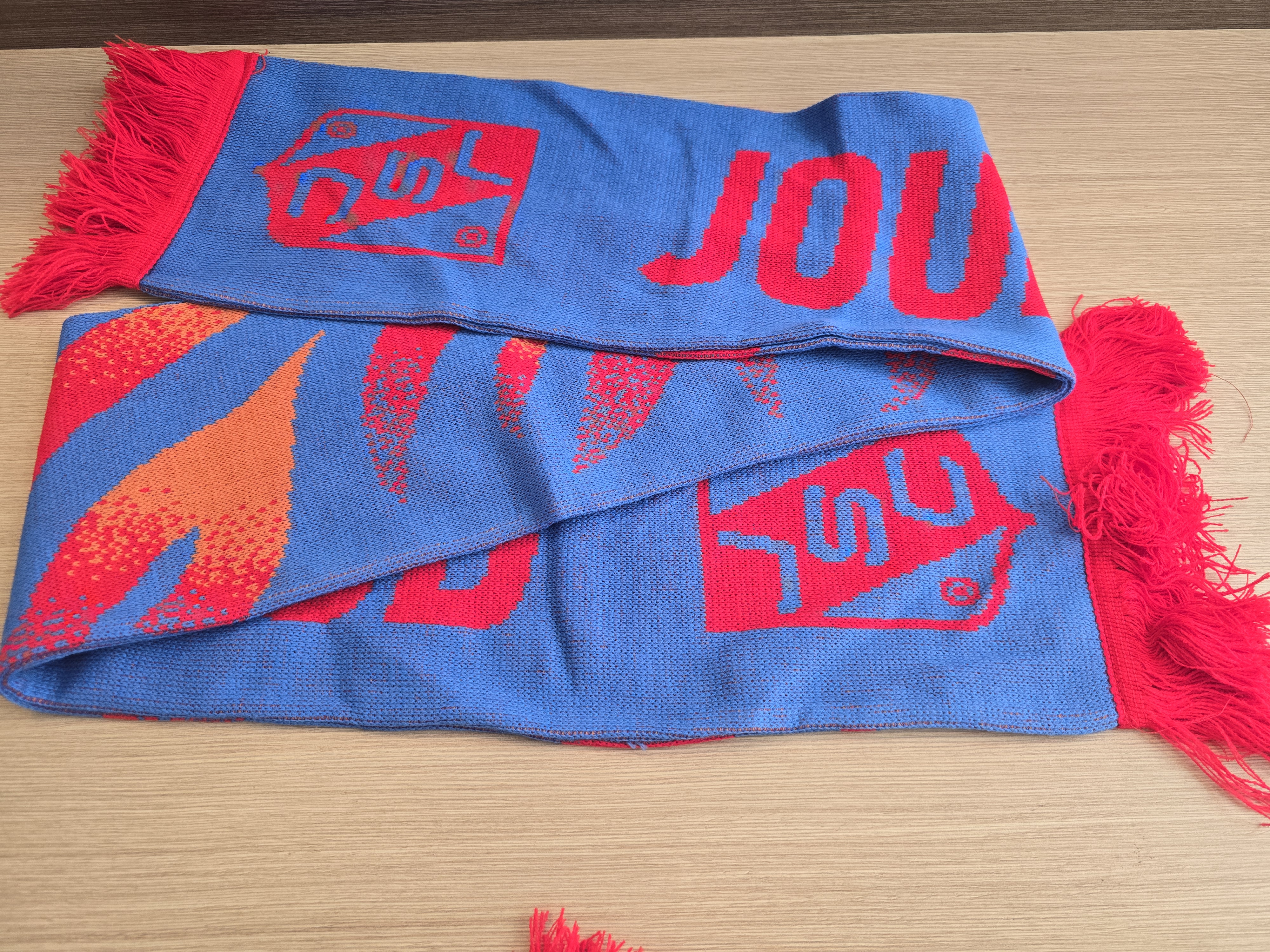Fun scarf cup