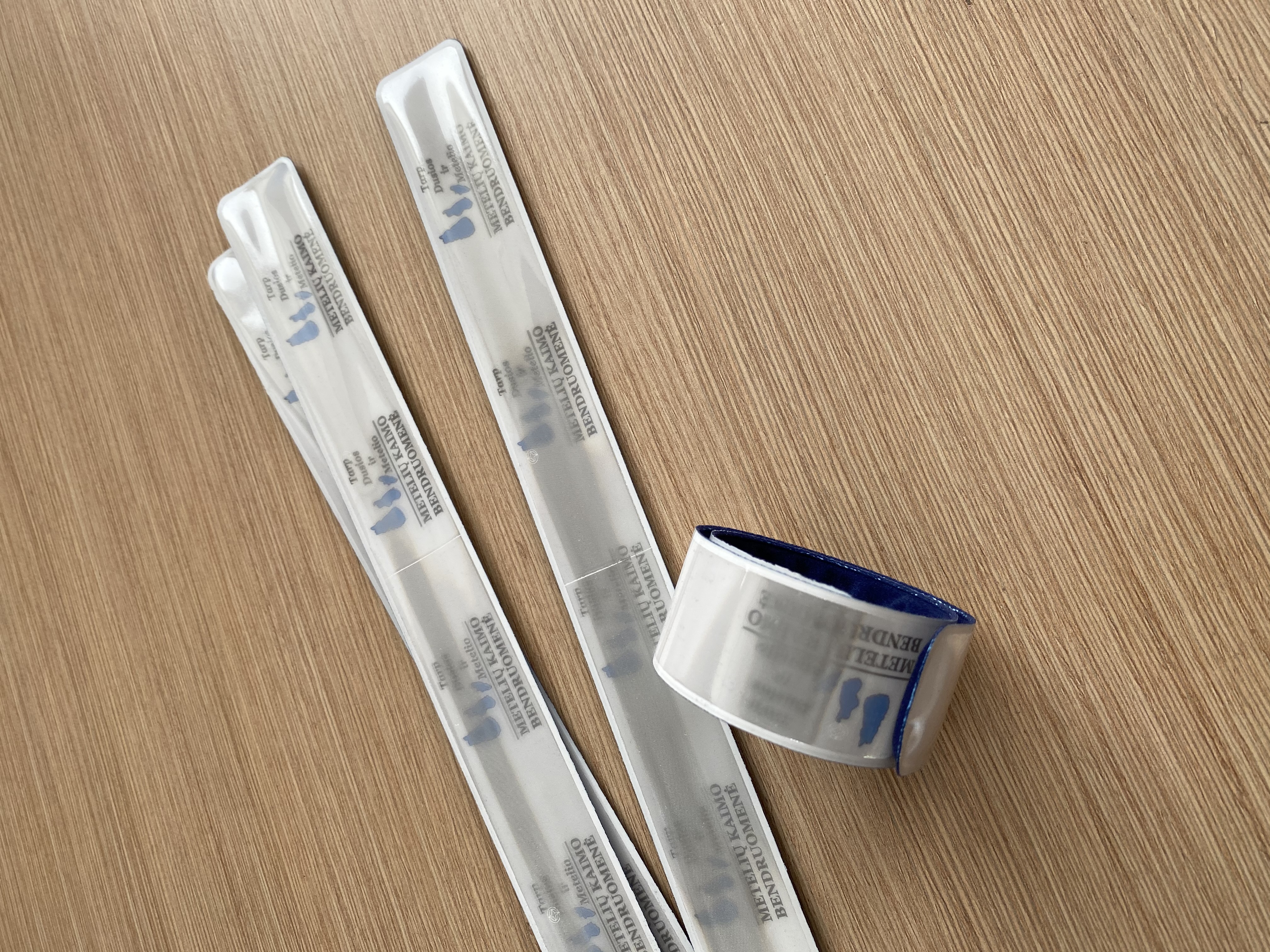 Reflective self-locking band