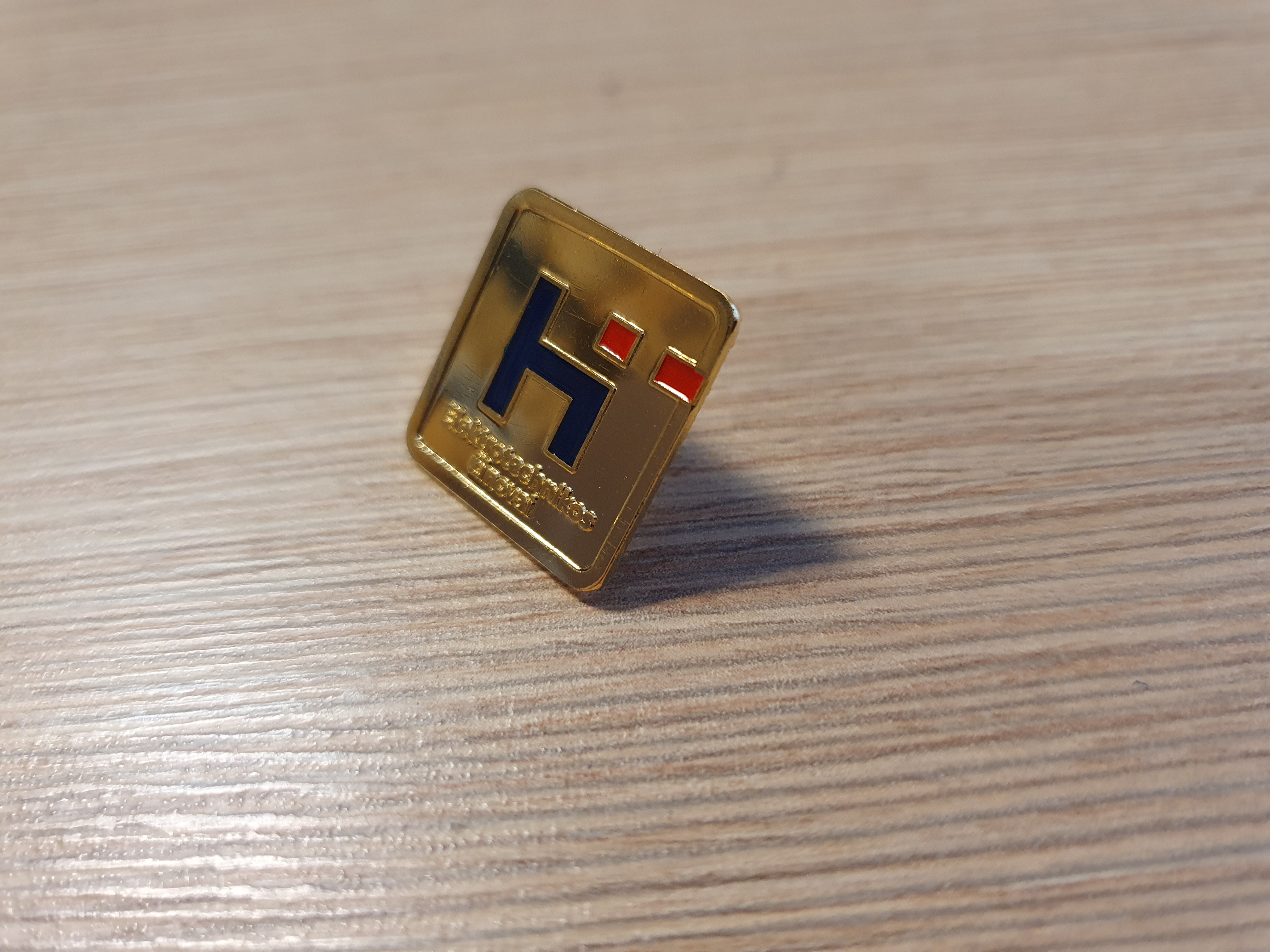 Metal pin
