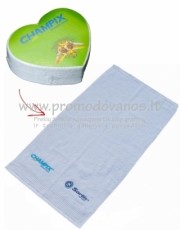 presuoti suspausti rankšluosčiai ir marškinėliai