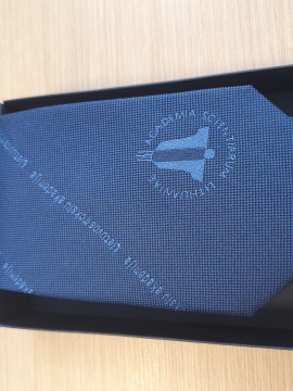 Kaklaraištis su austu logotipu
