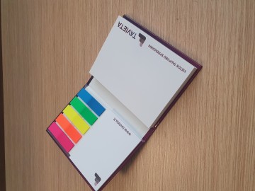 Lipnūs lapeliai kietojo viršelio aplanke