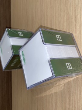 Lapeliai plėšomi blokeliuose plastikinėje dėžutėje