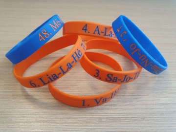Silikoninės apyrankės su spalvotu logo įspaudu