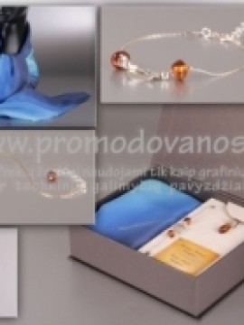 Moteriškas rinkinys: šilkinė skarelė, sidabrinė apyrankė ir vėrinys